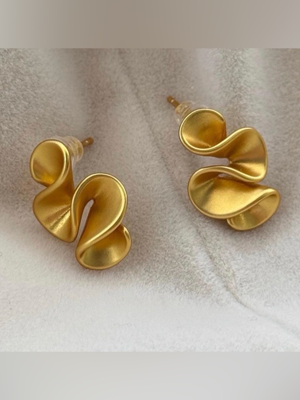 NEW small Yellow Gold Plated Sculptural Wave Stud Earrings 8.0mm * 13.3mm